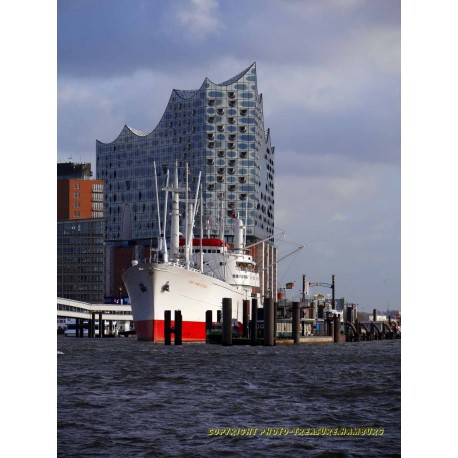 Cap San Diego mit Elbphilharmonie.