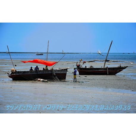 Fischerboote bei Ebbe vor Bagamoyo.