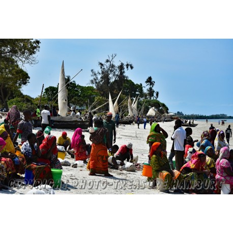 Fischverkauf am Strand von Bagamoyo.