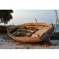 Fischerboot am Strand von Bagamoyo.