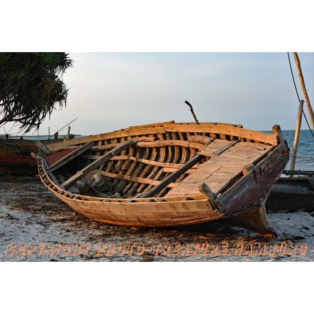 Fischerboot am Strand von Bagamoyo.