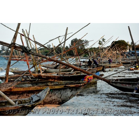 Sehr alte Fischerboote am Strand von Bagamoyo.
