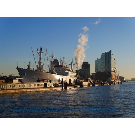 Die "Cap San Diego" mit der Elbphilharmonie.