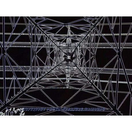 Strommast einer Überlandleitung. Kunstbild.