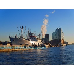 Hafenszene im Hamburger Hafen bei Sonnenaufgang.