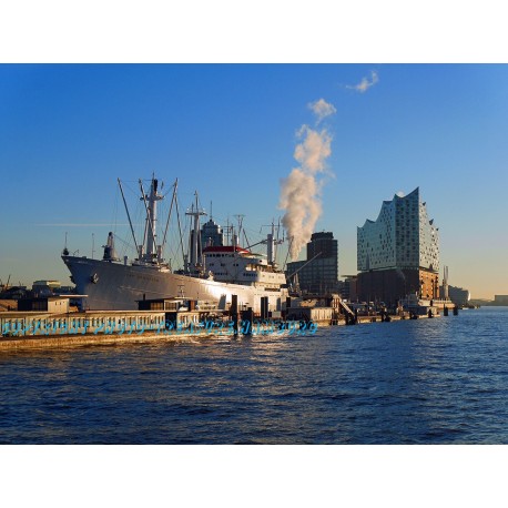 Hafenszene im Hamburger Hafen bei Sonnenaufgang.