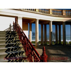 Treppenaufgang und "Tempel"-Säulen.