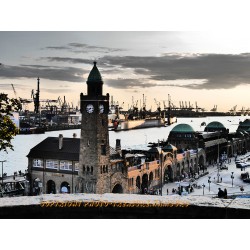 Die St. Pauli Landungsbrücken im Abendlicht.