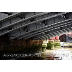 Teilansicht eines Brückenbogens in London.