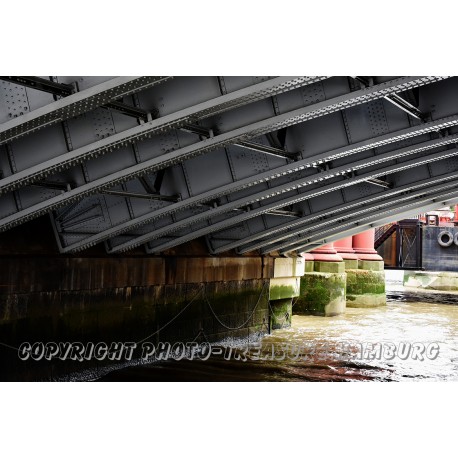 Teilansicht eines Brückenbogens in London.