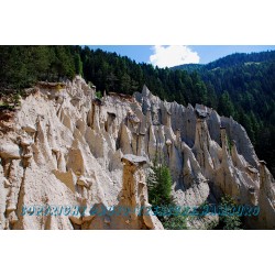 Erdpyramiden von Platten.