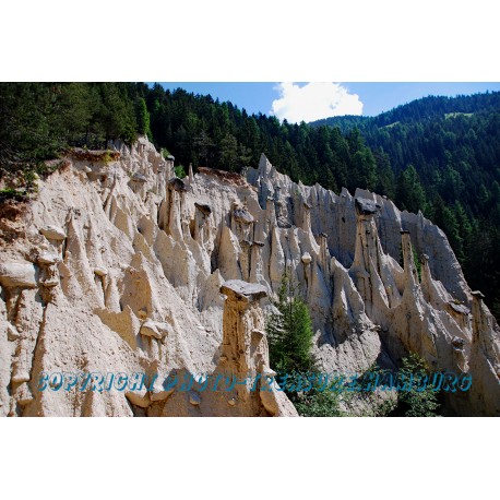 Erdpyramiden von Platten.