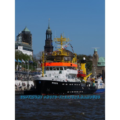 "WEGA" an den Landungsbrücken.