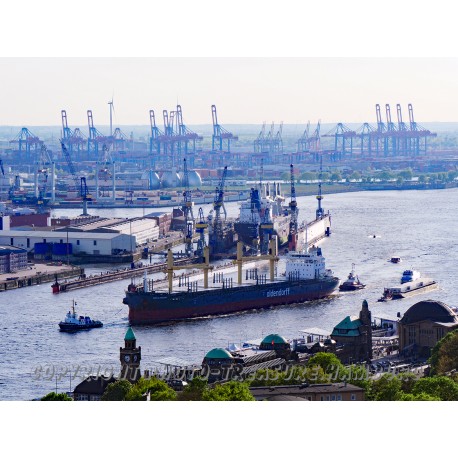 Die "Emma Oldendorff" vor dem Eindocken.