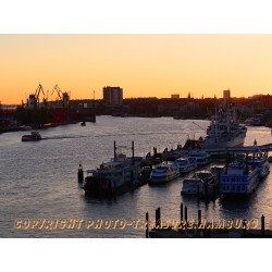 Dämmerung im Hamburger Hafen.
