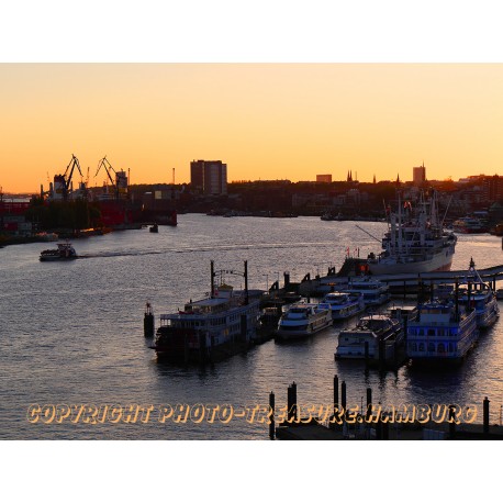 Dämmerung im Hamburger Hafen.