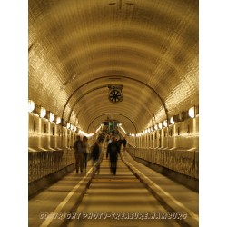 Westliche Tunnelröhre des alten Elbtunnels im Hamburger Hafen.