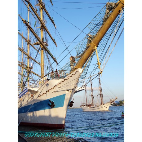 Der Bug des Segelschulschiffs "MIR".