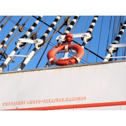 Bordwand mit Reling.