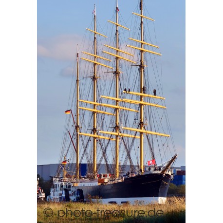 Rückkehr in den Hamburger Hafen.